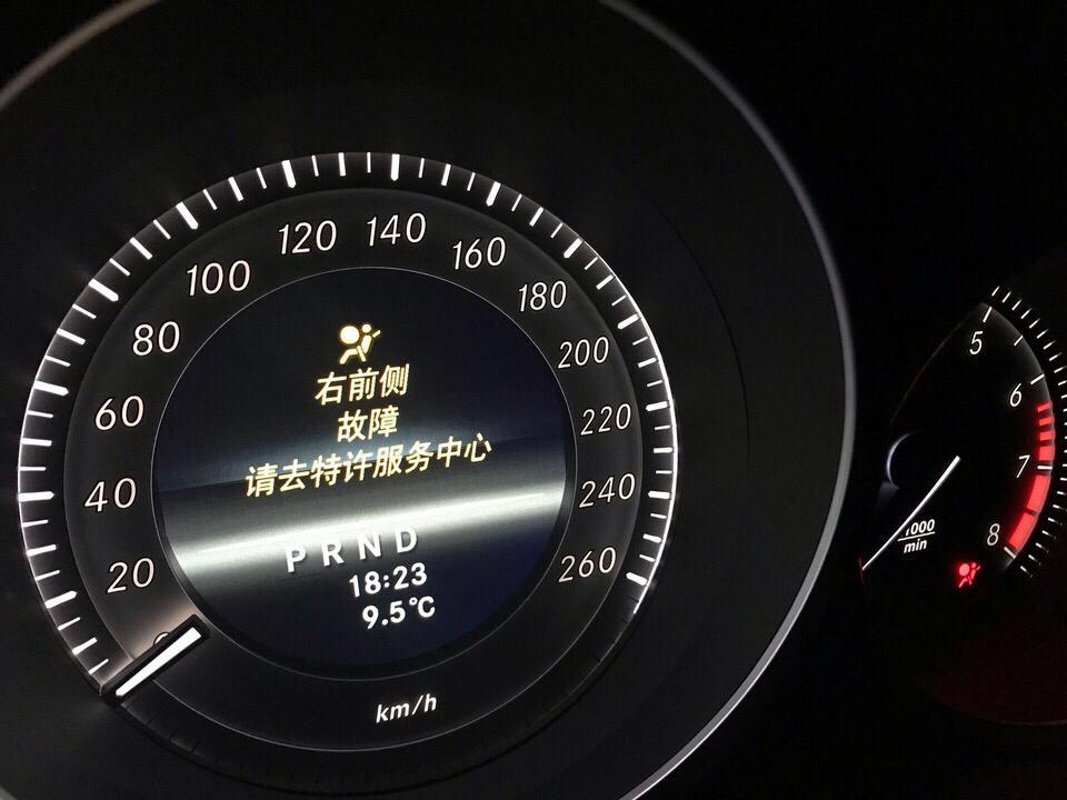 奔驰c级-去外面修副驾座椅，重新装好后显示右前侧故障，是不是去4S消除一下故障码就可以了？单独消除故障码收费吗？