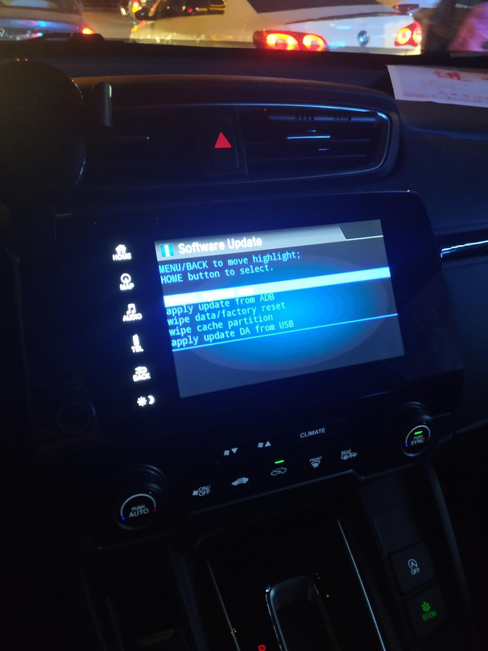 本田cr-v-19款汽油班CRV，2400km中控出现这种情况，有没有同样情况的车主呢，求解！