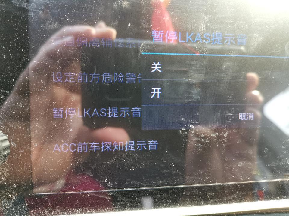 本田cr-v-想请教一下各车主，我朋友的一部CRV,原来行驶正常，上段时间借人用，不知调了什么，现在开车时经常在车内听到嘀嘀嘀的提示还是报警声，有时是靠近停车场柱子或车才响，有时天到外面也长响，有时停着也响，声音很小，查不到是哪里报警啊。
另外他这个是低配，倒车时是象这样，没有辅助线的吗？还是要设置的？谢谢