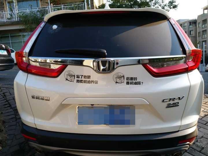 本田cr-v-找亮点，后面应该跟个大众车？