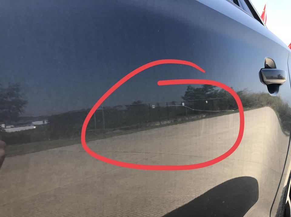 奥迪a3-停在路边被人用利器划了很长一道，从前门到后门，请问这种划痕好修复吗？