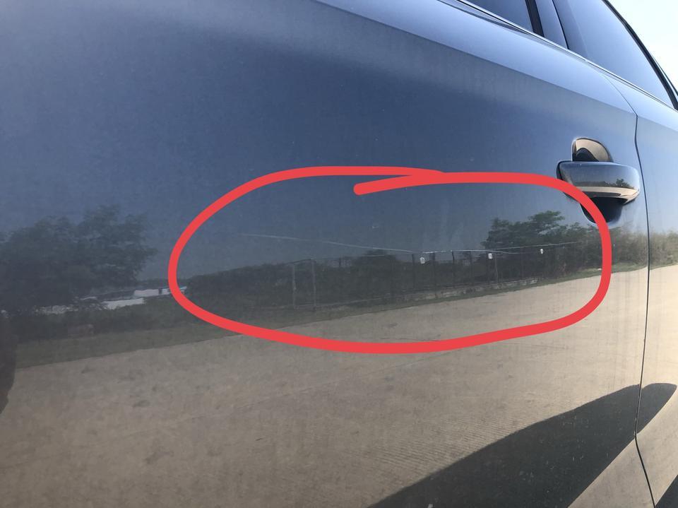 奥迪a3-停在路边被人用利器划了很长一道，从前门到后门，请问这种划痕好修复吗？