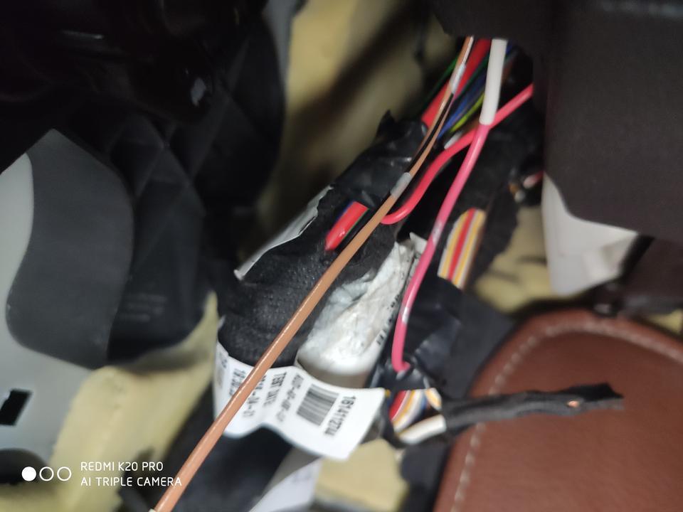 奥迪A3的车门灯线是什么颜色的，正极是哪个颜色的