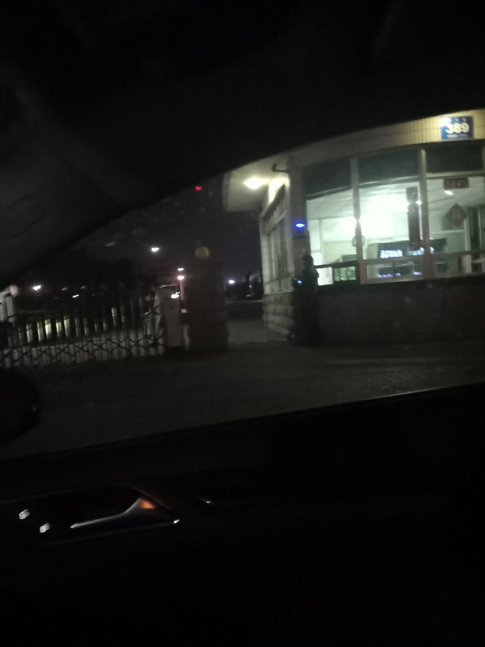 奥迪a3-随便配个图吧，18年12月提车，现在1.3万公里，出现换挡，过减速带，颠簸路段变速箱异响，卡卡声，尤其换倒档，很严重，这种情况正常吗？如何让4s店换个变速箱？求老司机支招。