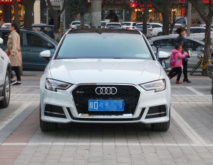 奥迪A3 的最低配是Led大灯吗？