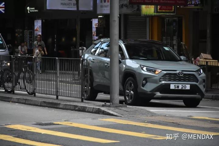 请问各位大佬，图二的配色叫什么名字呀？为什么我叫经销商发给我的照片中感觉没有一个颜色像图二的颜色的？
感觉这款新rav4荣放最好看的配色就是图二这个了，一见钟情。