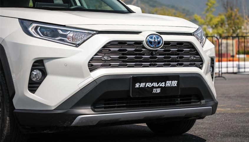 rav4荣放-新款荣放低配版17.48万内饰什么样的  ？档位是老款的样子吗？