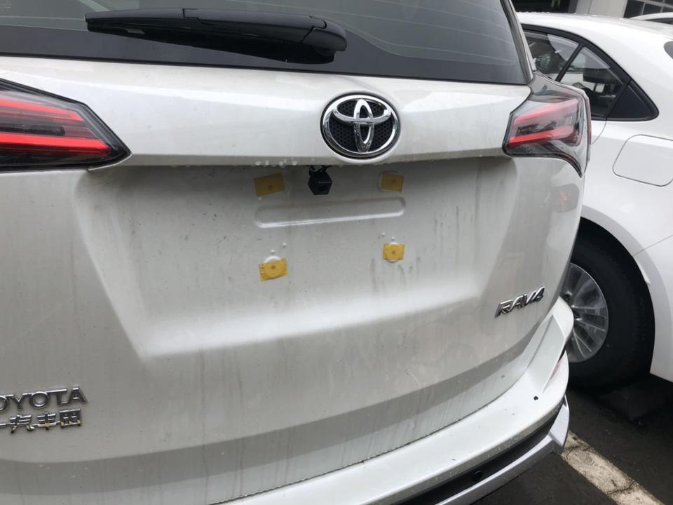 rav4荣放-我买的荣放先锋版，加装的360，结果车尾的摄像头就这样完全的露在外面，太难看了吧！大家有没有安装过的，都是怎么处理的呢？