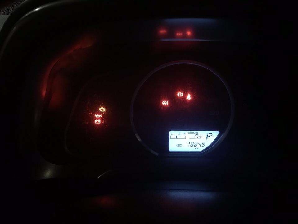 rav4荣放-我的rav4  不踩刹车 第二次一键启动以后 这些图标亮了  正常吗？     踩刹车的+一键启动的时候就没有任何图标亮，行驶中也没有亮。
