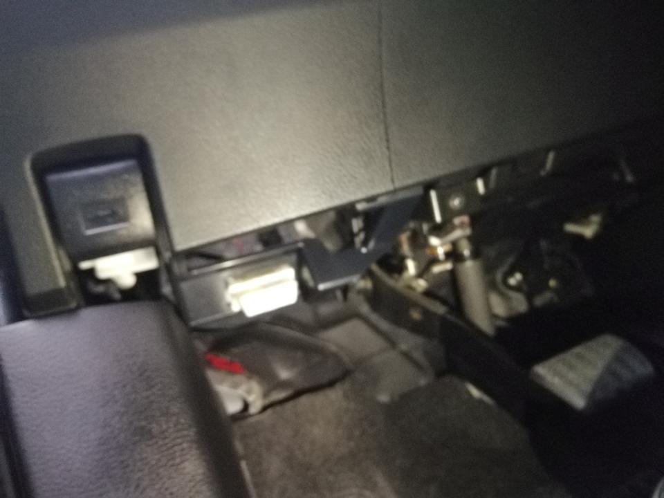 rav4荣放-请问rav4 2019 先锋版 方向盘下方制动踏板附近什么遮挡物都没有，是正常现象吗？