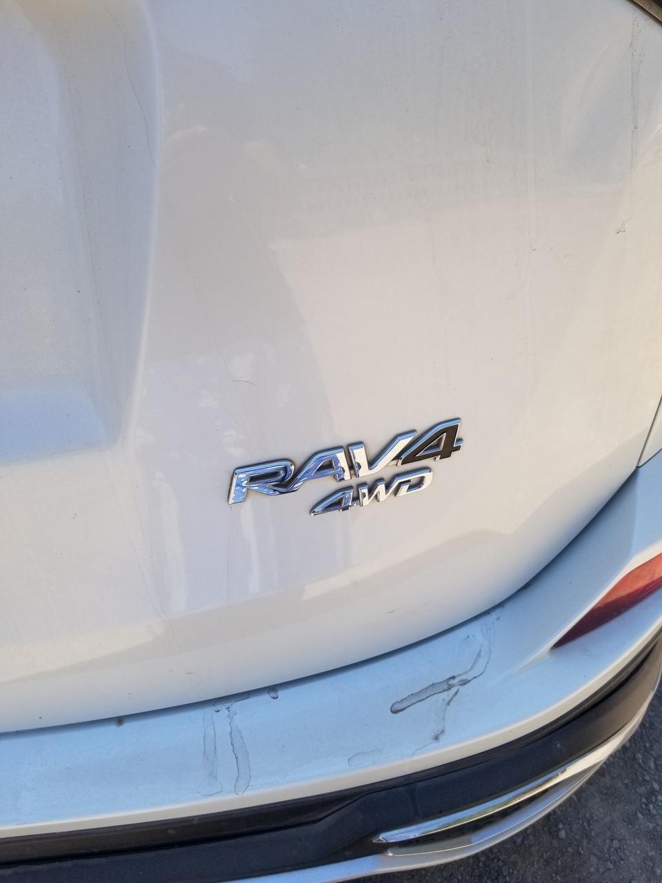rav4荣放-我家买的16款2.5顶配，为什么懂车帝上边的好多配置都没有啊，什么后视镜加热，电动后尾门一类的，全都没有，这是什么情况。以前没注意过，现在越想越郁闷。