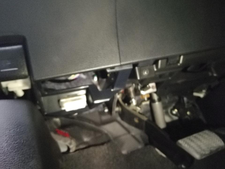 rav4荣放-请问rav4 2019 先锋版 方向盘下方制动踏板附近什么遮挡物都没有，是正常现象吗？