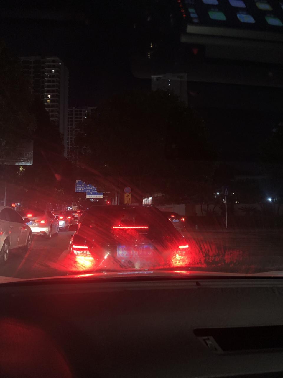 rav4荣放-您好，师傅
车型：丰田rav416款荣放
问题：每次开空调，前挡风玻璃都会起雾，吹玻璃那里没开，都会出风，该如何解决？