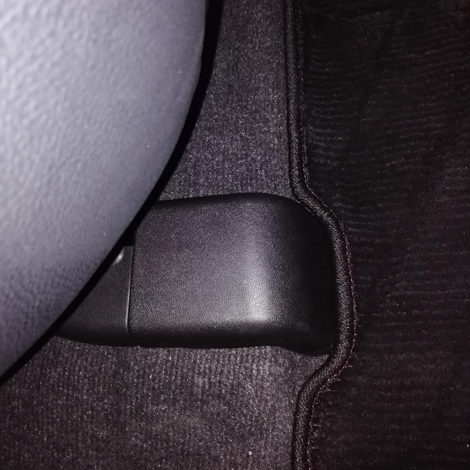 rav4荣放-一个月前买的新车今天首洗发现少了左边后座位支撑架的一块盖板没有，4s店说我弄掉了的要自己出钱订，请问有谁知道那个网站上可以买谢谢了。