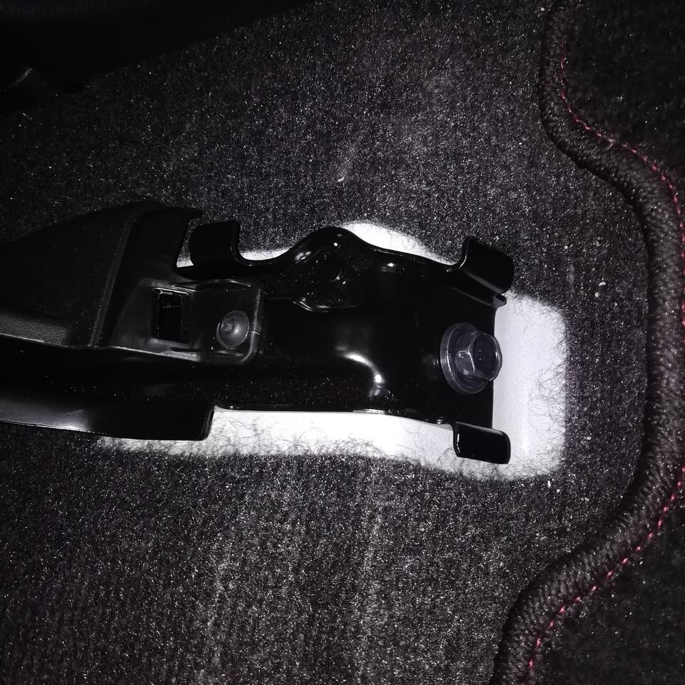 rav4荣放-一个月前买的新车今天首洗发现少了左边后座位支撑架的一块盖板没有，4s店说我弄掉了的要自己出钱订，请问有谁知道那个网站上可以买谢谢了。
