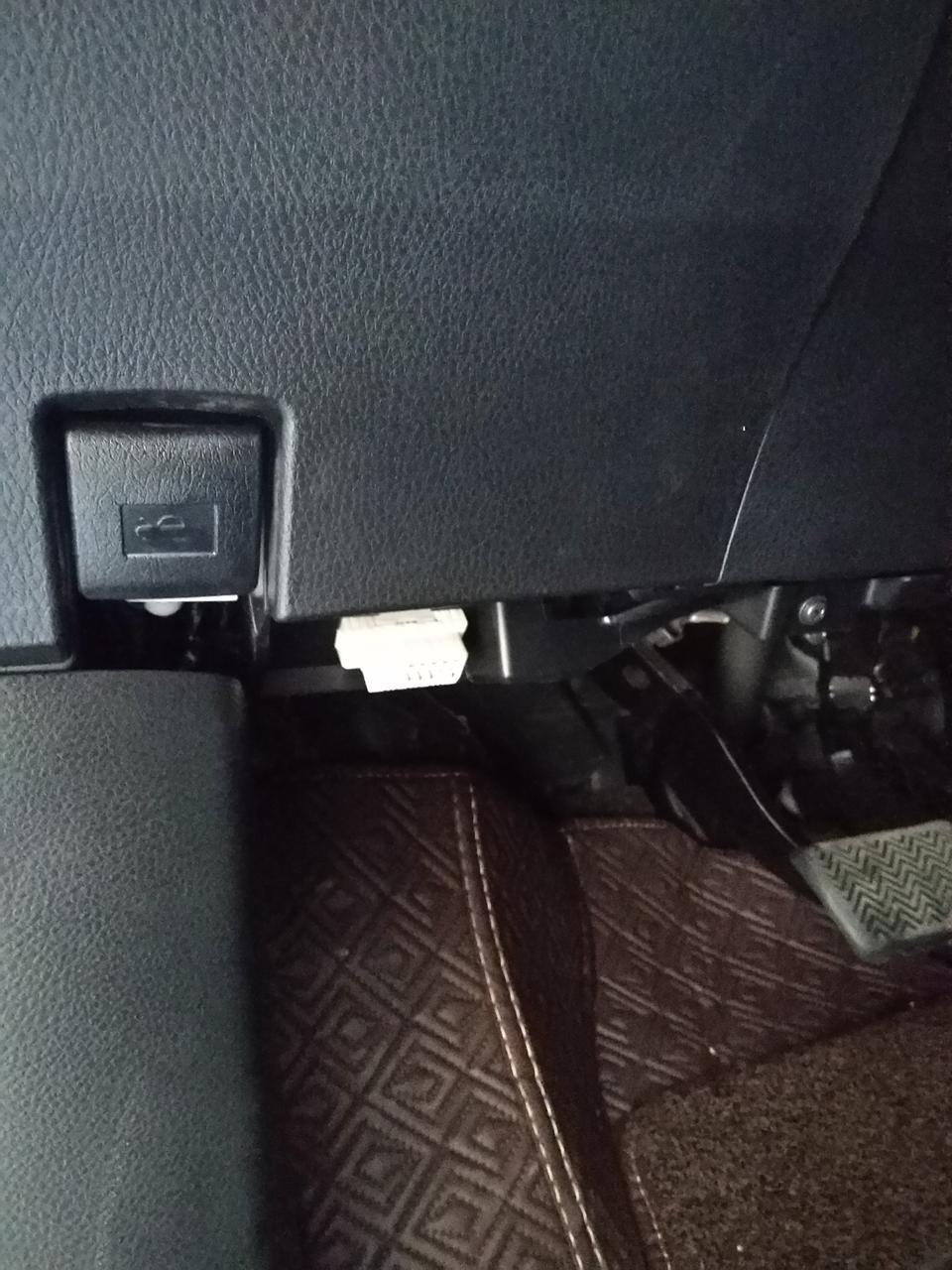 rav4荣放-刚发现，如图，rav4引擎盖开关下方怎么还有裸露的接口？正常就是这样？