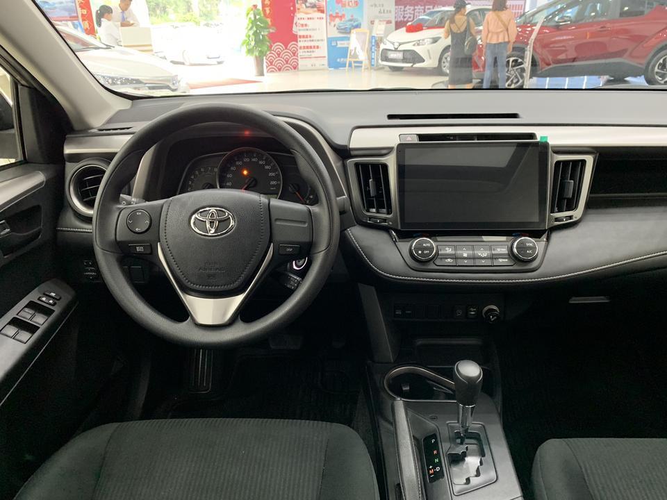 rav4荣放-今天去4S店看了2019款的先锋版，中控是换成10寸的大屏。本人的疑虑是这个会不会是劣质屏，没有原厂的好，容易坏？大家觉得还选择原厂小屏，还是这个大屏。全款落地大概18.5-19万