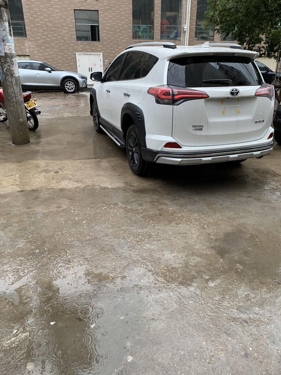 rav4荣放-轮胎上面黑色的轮眉刮了怎么修复啊，更换的话要多少钱