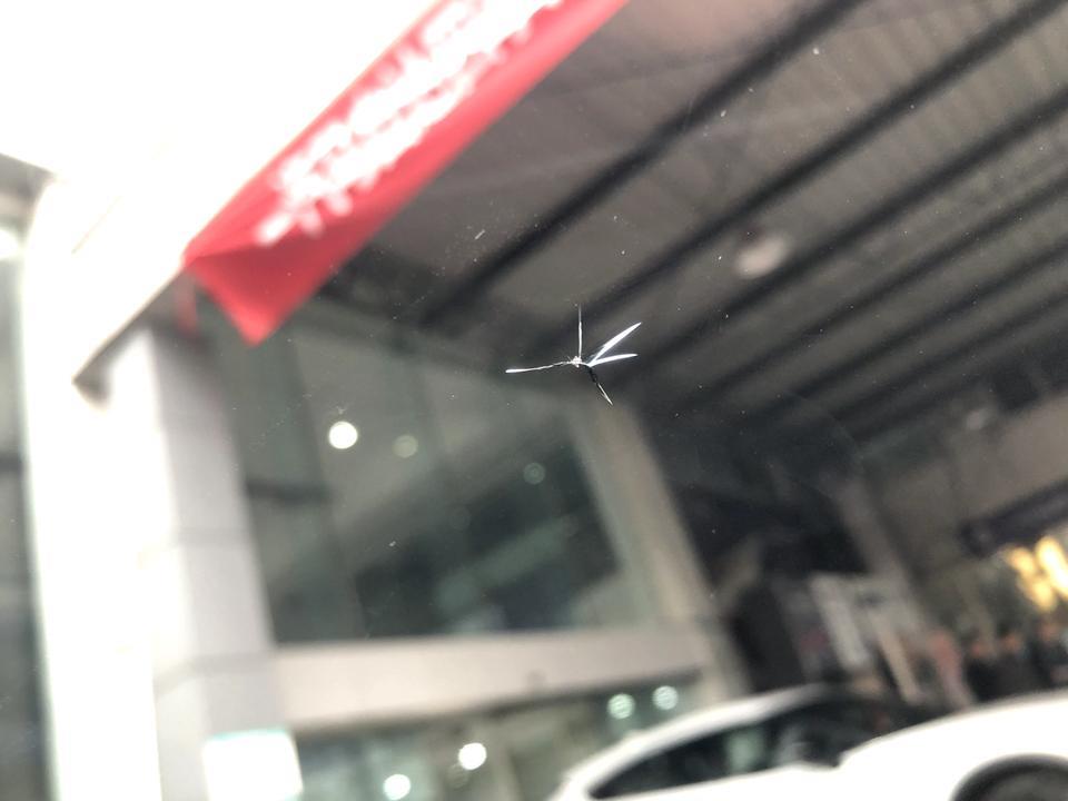 阿特兹-挡风玻璃被小石头砸了需要换玻璃吗？