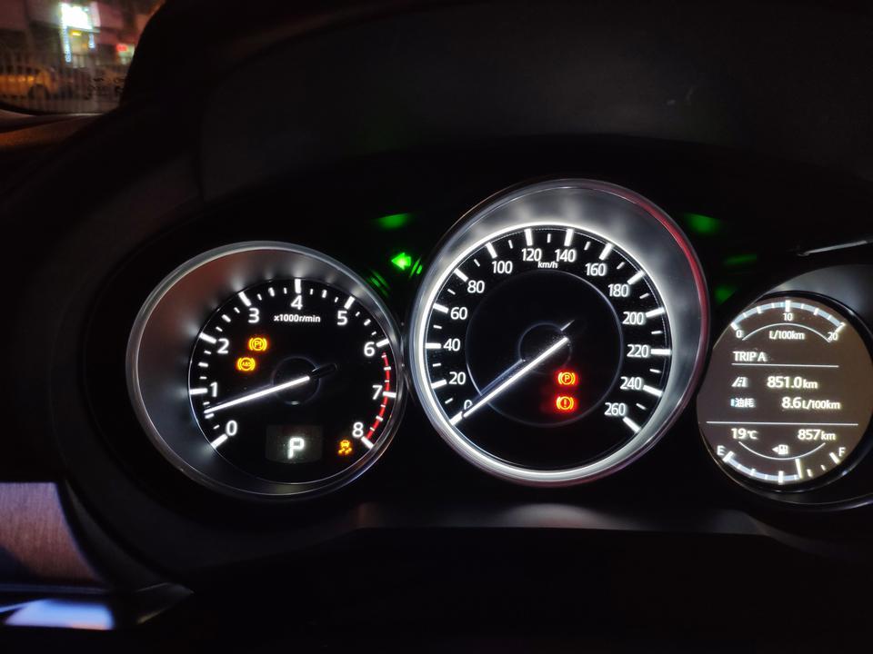 阿特兹-新车900公里，行驶过程中显示故障灯（istop灯会闪），4s说电源线松了，然后紧固后消除故障码。当天晚上故障灯再次亮起，4s说电瓶亏电要充电，然后又说左后轮“轮速传感器和轴承可能有问题”。想问问新车出现这种问题，严不严重？存不存在其他问题？
