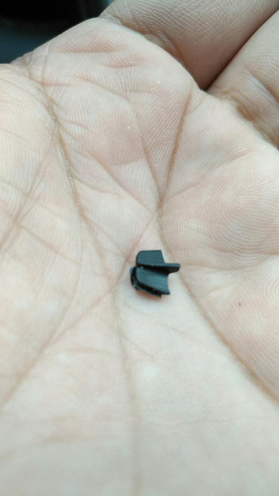 阿特兹-刚刚给车换脚垫在副驾驶发现的，不知道哪里掉下来的，半个月的新车