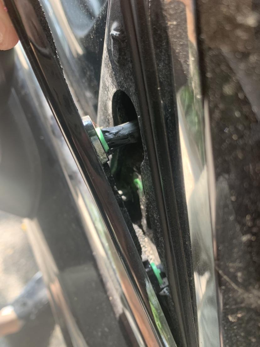 我今天发现我正副反光镜这边有个三角板空空隙，然后我掰开来看了一下，里面跟塑料融化的感觉一样，这个要紧嘛？可以找4S店免费维修更换吗？车子现在两年3.5万公里，还在质保期，马自达阿特兹