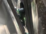 我今天发现我正副反光镜这边有个三角板空空隙，然后我掰开来看了一下，里面跟塑料融化的感觉一样，这个要紧嘛？可以找4S店免费维修更换吗？车子现在两年3.5万公里，还在质保期，马自达阿特兹