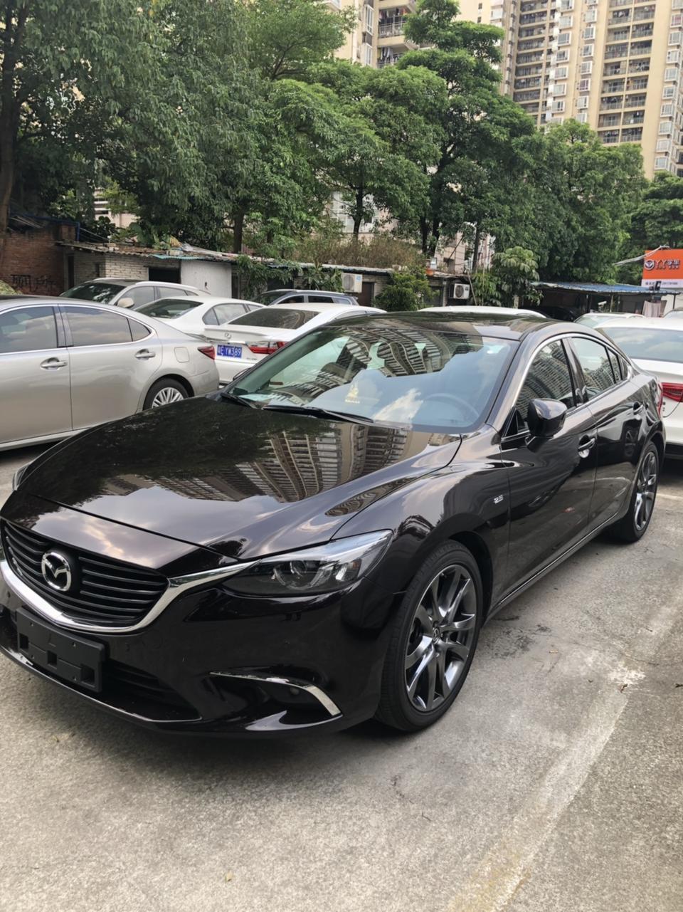 阿特兹-新车2000公里，方向盘向左打死，会有“嘎吱嘎吱”的声音，而且低速顿挫很明显，就是前面红绿灯，低速放油门的时候，感觉车在窜出去！请问这个正常吗？