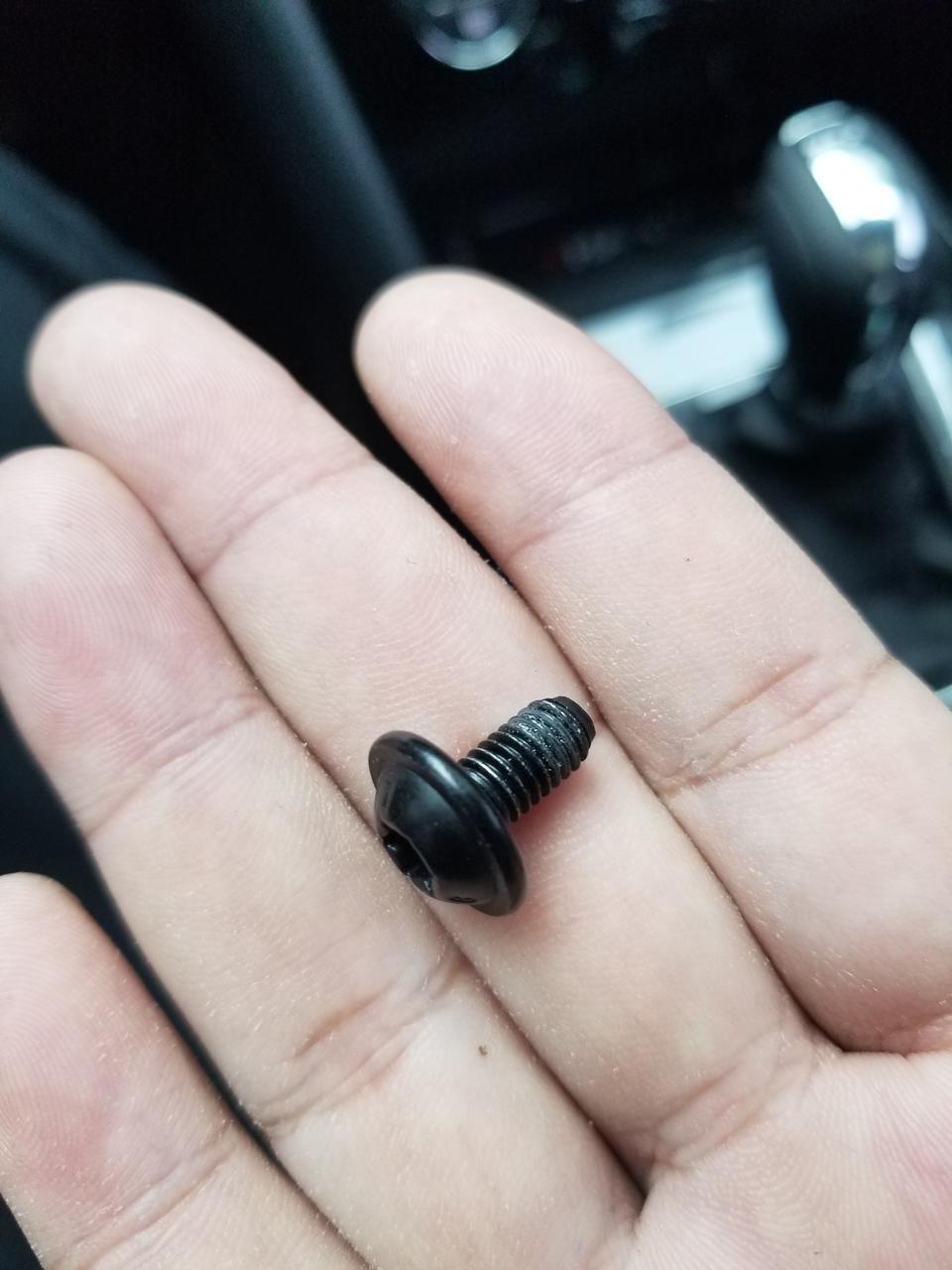 1.4T途岳，在驾驶位脚垫上发现螺丝一枚，各位大神帮忙看看哪里钓的？