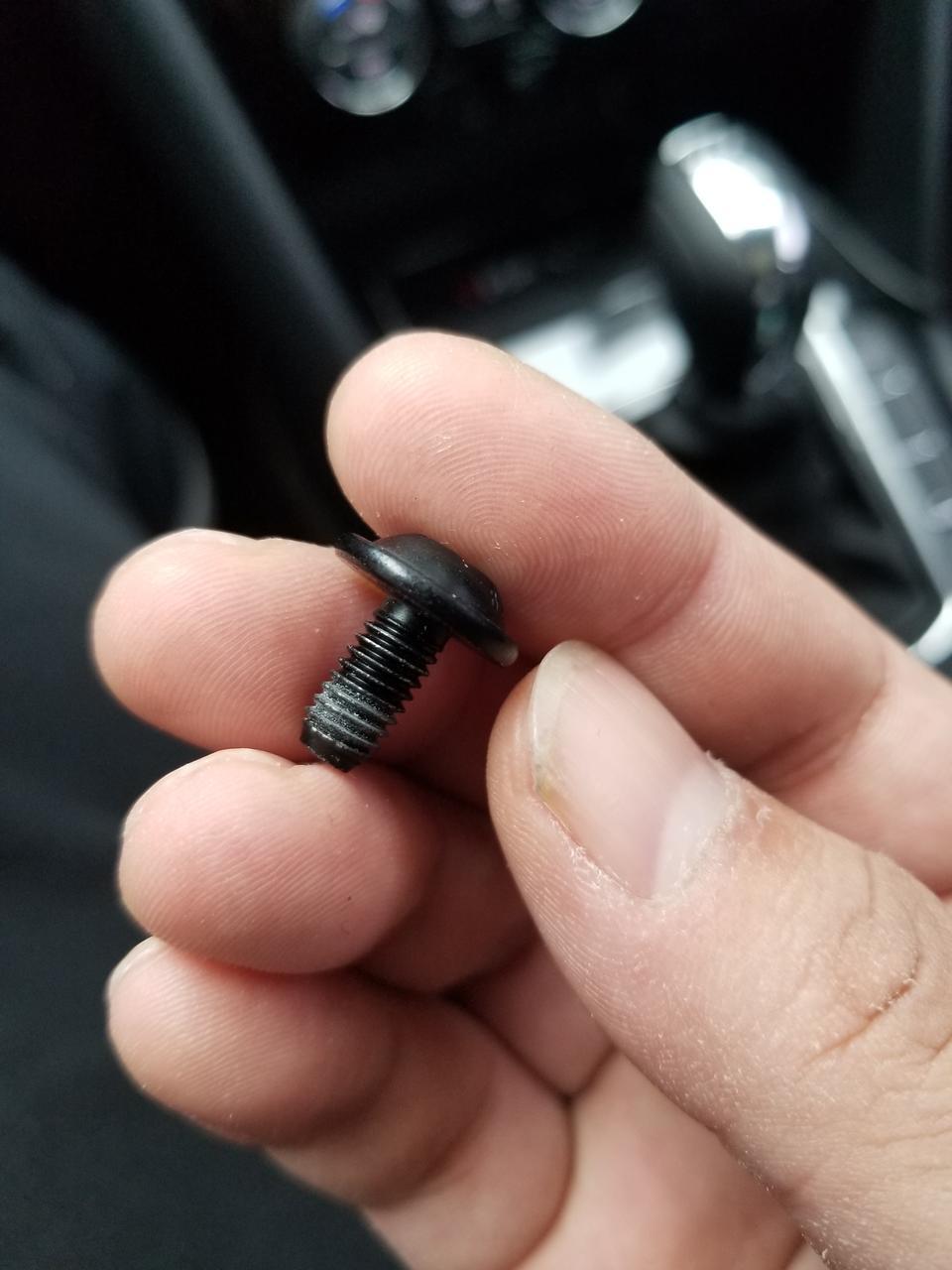 1.4T途岳，在驾驶位脚垫上发现螺丝一枚，各位大神帮忙看看哪里钓的？