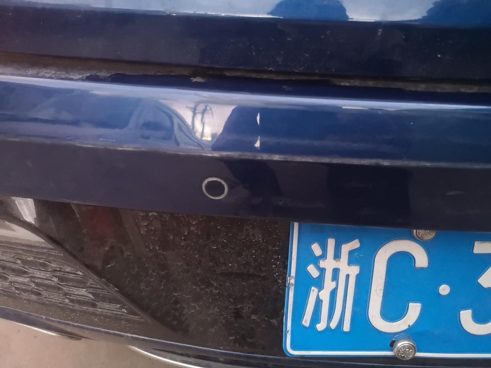 la festa 菲斯塔-停人家店后门口，不知道是不是挡道了，也不知道谁把我车刮这样，里面白色的不知道是不是底漆。请问车友能修复吗
