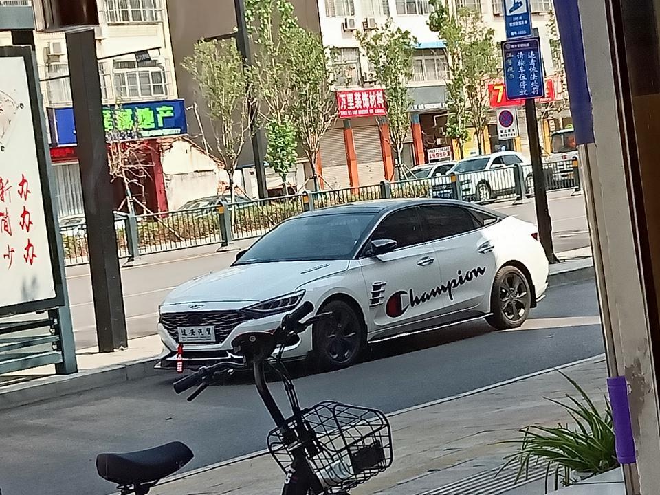 la festa 菲斯塔-这辆菲斯塔是哪一款，请问有没有改装?他的车门为什么跟别人的不一样