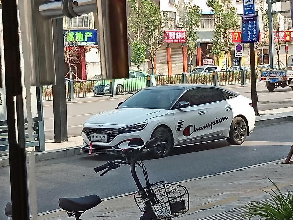 la festa 菲斯塔-这辆菲斯塔是哪一款，请问有没有改装?他的车门为什么跟别人的不一样