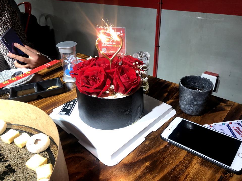 奔驰e级-大哥们。你们的e300L都有无线充电那里会有点滋滋的小响声嘛？从D档到N或P会有一下顿挫。你们会有吗？车友们
