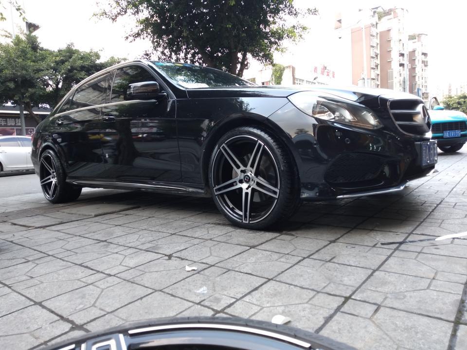 奔驰e级-看图猜车，一步到位升级20寸旋压轻量化轮毂，前20/8.5j 245/35r20 倍耐力 新P0
        后20/10j  275/30r 20 倍耐力 新P0
拍照技术有限 未能展示后轮凹度，