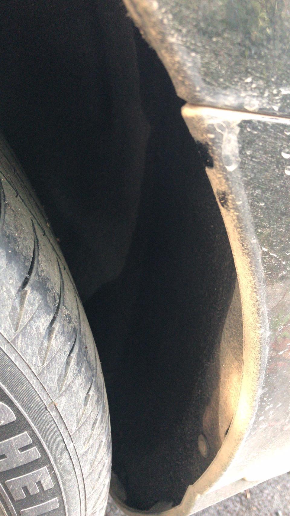 奔驰e级-奔驰E300L 新车后轮内衬潮湿并留水印