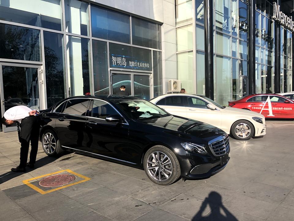 奔驰e级-马上提车，发现轮胎颜色不对，大家帮忙看下正常嘛