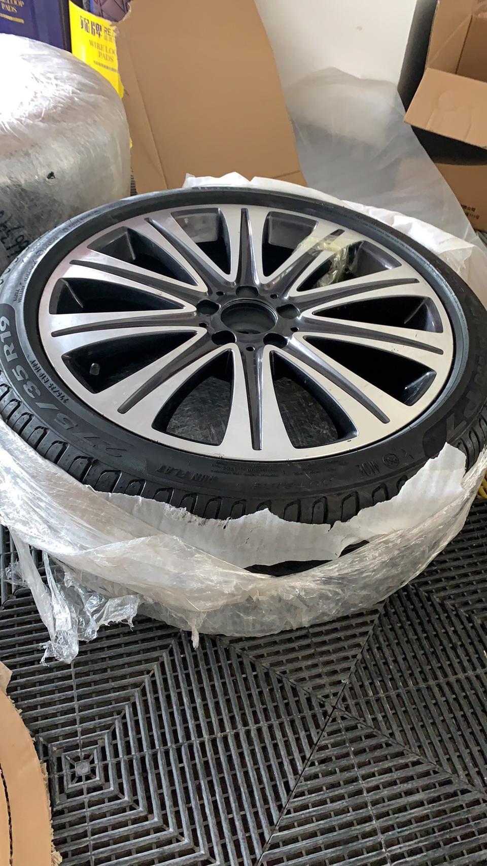 奔驰e级-18款200L，前后245/45/R18轮胎轮毂，换成前245/40/R19和后275/35/R19轮胎轮毂，对车辆有什么影响？是好是坏？（图1为原胎，图2/3为刚换的）