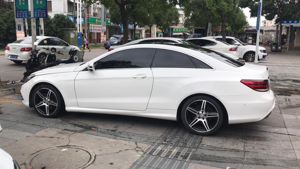 奔驰e级-2014年E200进口双门轿跑 现在六万公里 爱惜的特别好 请问现在能卖多少钱？置换划得来吗？想置换新E系列 各位大神帮忙指点指点