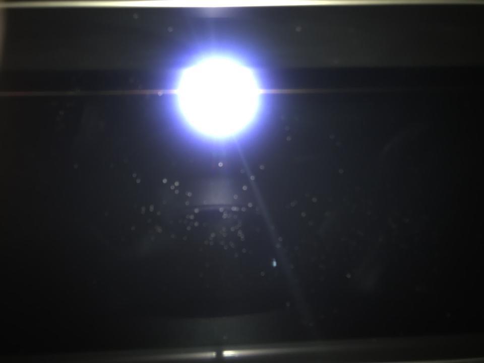 奔驰e级-在求教各位大神这个情况，擦不掉然后摸上去光滑但是用指甲有好像有点凹凸感，屏幕开启没有任何影响但是强光下还是会有这种小水泡一样的东西