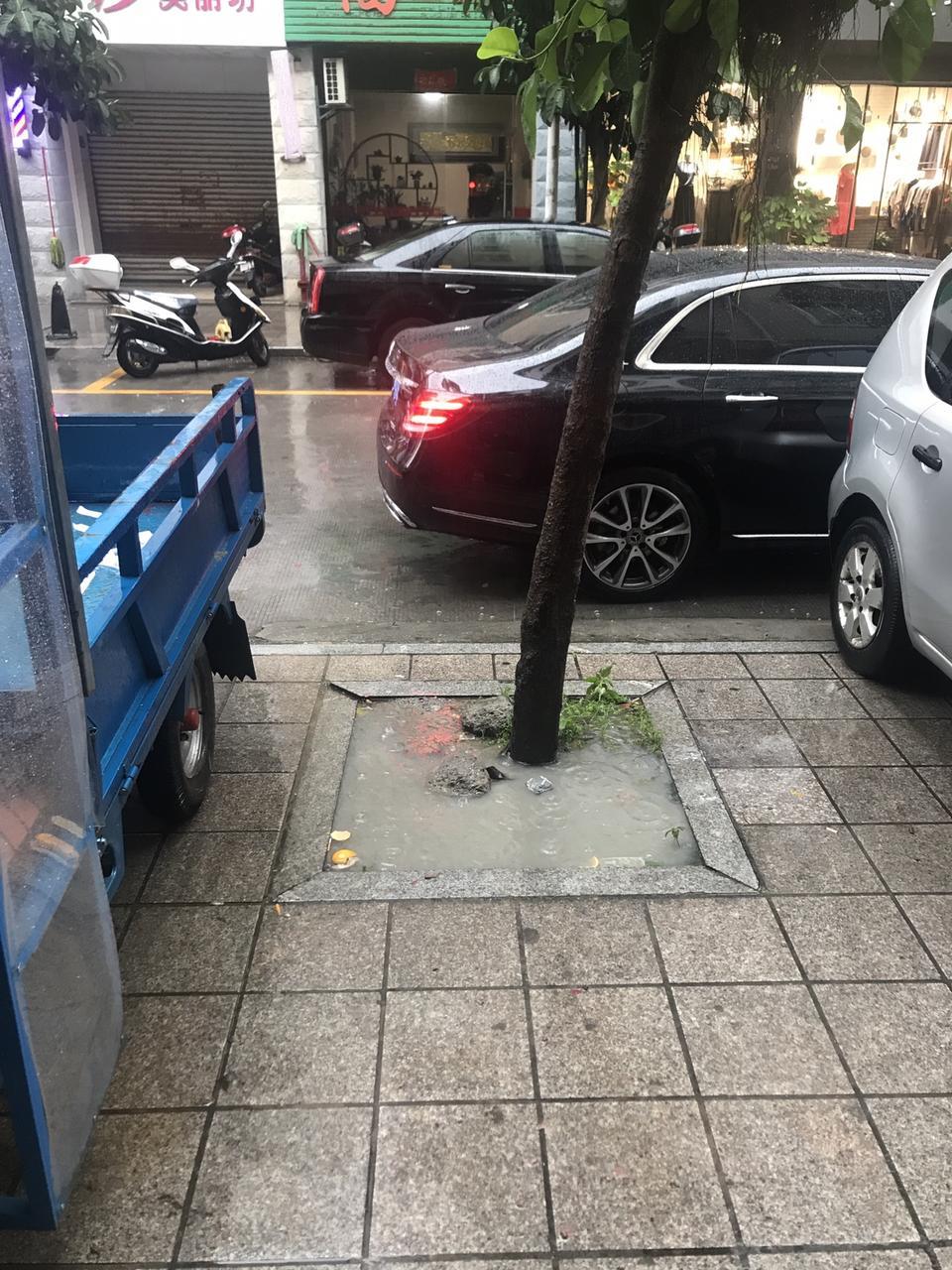 奔驰e级-前星期买了辆奔驰E300L，今天刚到，只是想问下各位大佬，为啥我汽车熄火后，尾车灯常亮呀，有哪位大佬帮忙解答一下？