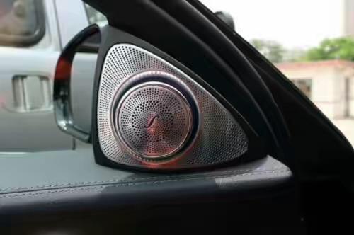 奔驰e级-E300L跟E300差别在那   E300 自带柏林之声   几何光束  除了没有后排遮阳帘  没有300L长    其他都差不多   到底是买进口的还是国产的呢！进口的后期保养是不是比国产的贵！