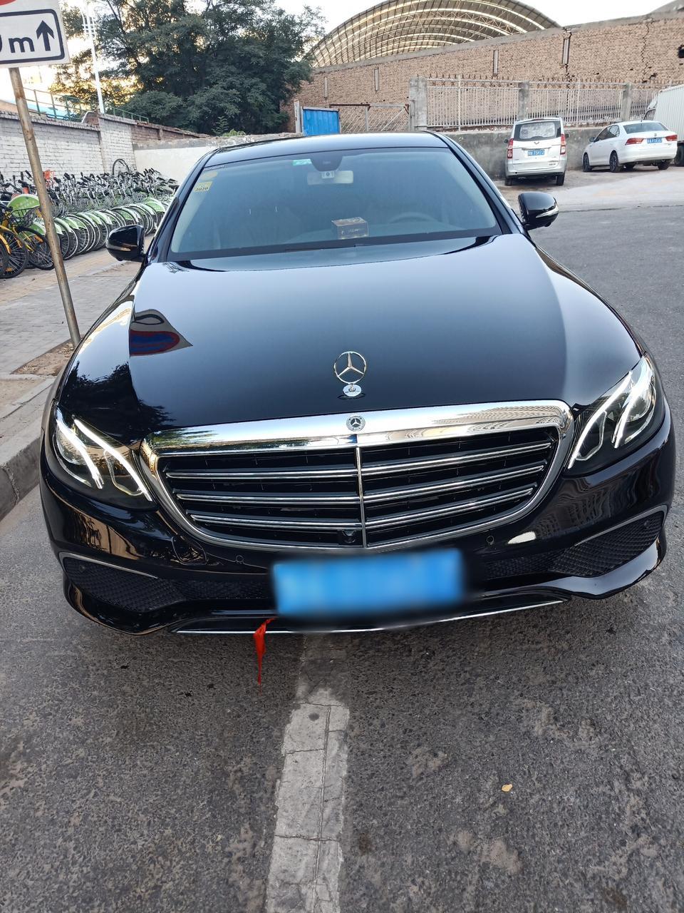 奔驰e级-我的是奔驰2018款e级300l，想求教个大神、车内的后视镜是防炫目的但看的外面情况时有点暗、有没有哪个按键或者怎么让它变成普通的后视镜、这样看到外面的事物会亮点