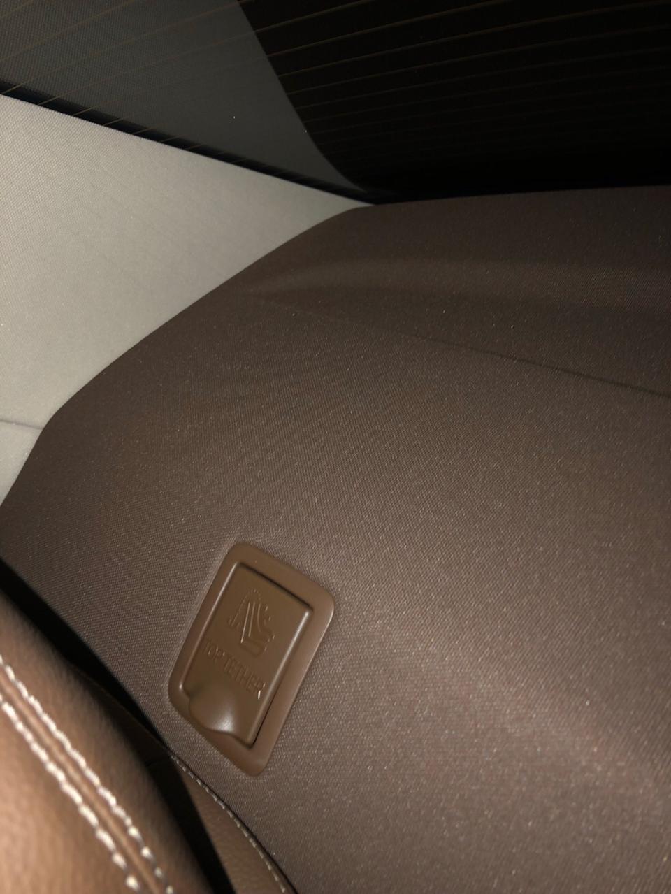 奔驰e级-想请问一下大家奔驰E后排这个按钮是有什么作用吗，不太懂怎么使用