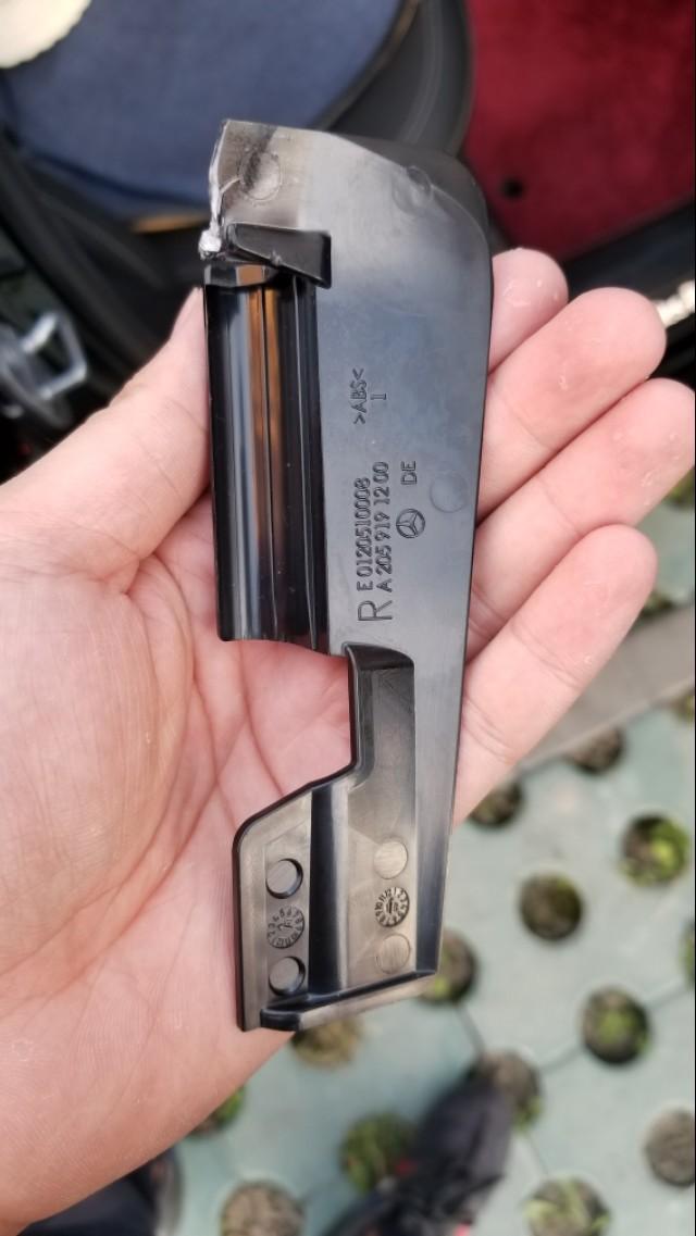 奔驰e级-哪位大神帮我看看这个件是从哪里掉下来的 在副驾驶后边脚底下发现的