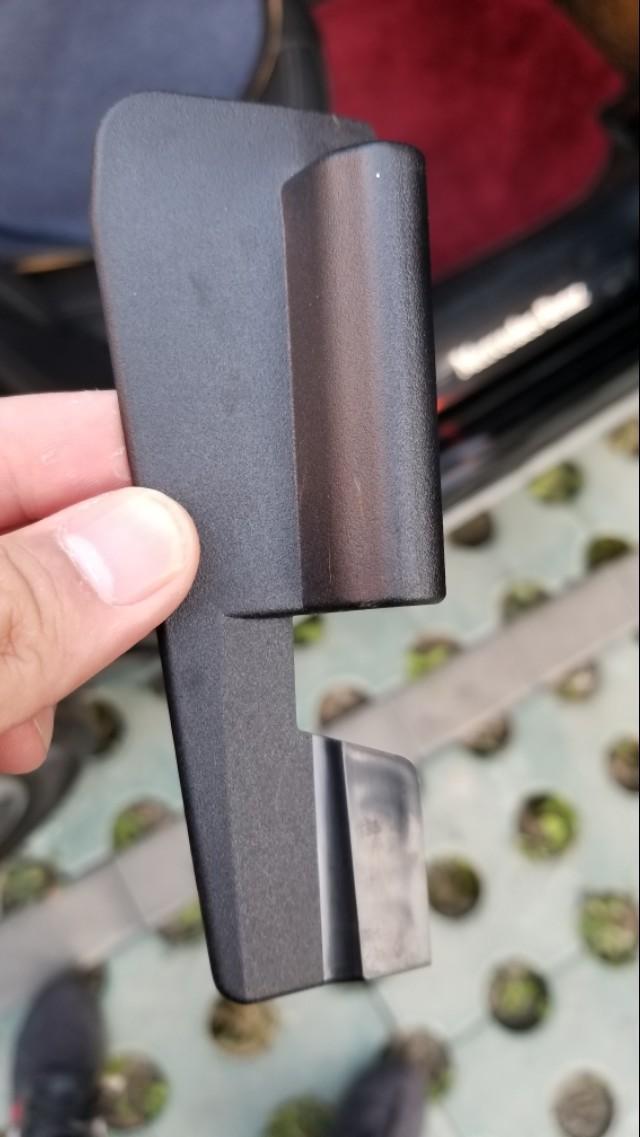 奔驰e级-哪位大神帮我看看这个件是从哪里掉下来的 在副驾驶后边脚底下发现的