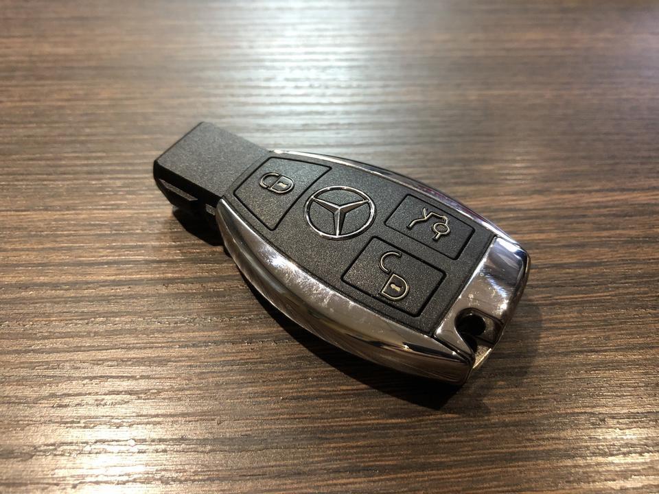奔驰e级想自己换车钥匙里的电池奔驰钥匙怎么拆