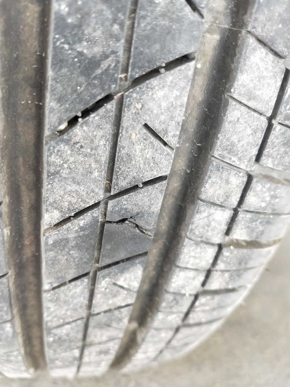 冠道-前段时间刚换了一个轮胎，，不知道怎么回事，今天检查发现左后轮正面被扎了一个口子，身度大概和凹槽差不多，行驶不到3000公里，需要怎么处理呀？