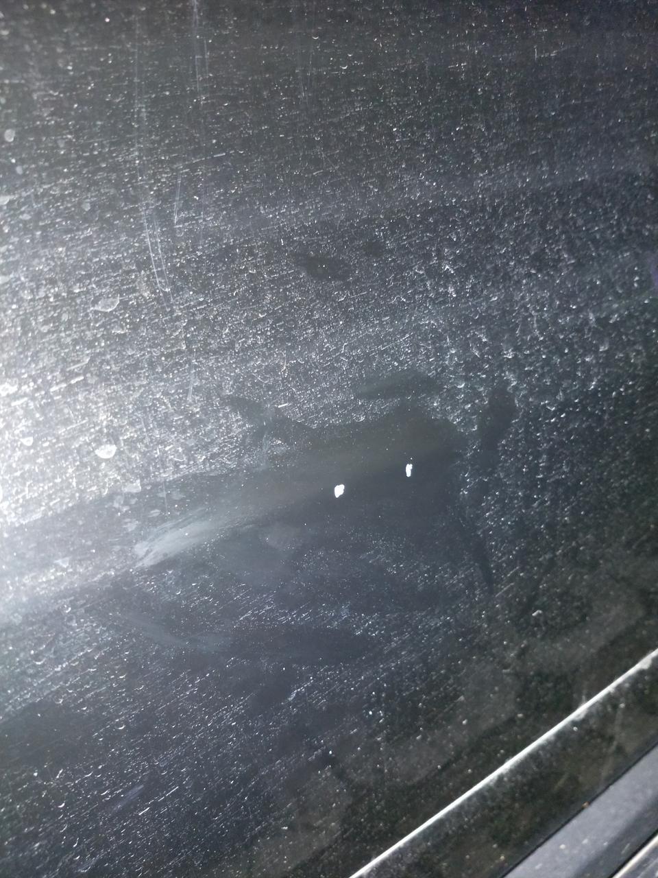 黑色冠道的车漆是不是比较薄呀，感觉稍微碰一下就会掉漆。今天在停车场，车门就被临近的车挂掉了两片漆，有什么好办法做好防护吗？比如说车身防撞条等，请各位大神指点一下！
