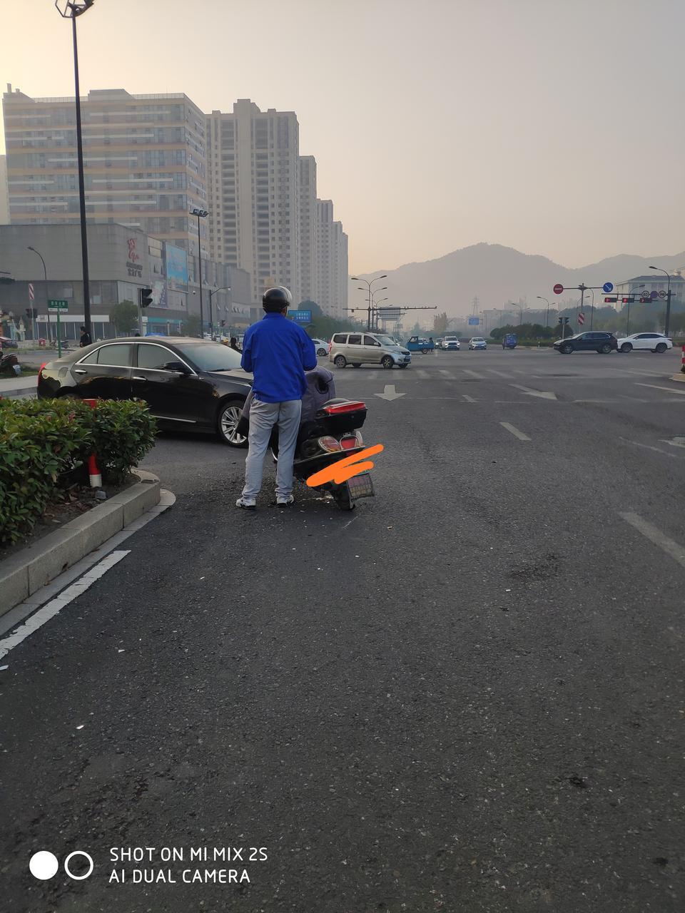 凯迪拉克ats-l-早上出了一次事故，是这样的我从小区出来右转进机动车辅道，电瓶车从对面左转弯走机动车辅道撞了我，我们谁的责任，交警过了都没看过现场就说是我的全责，我不服。